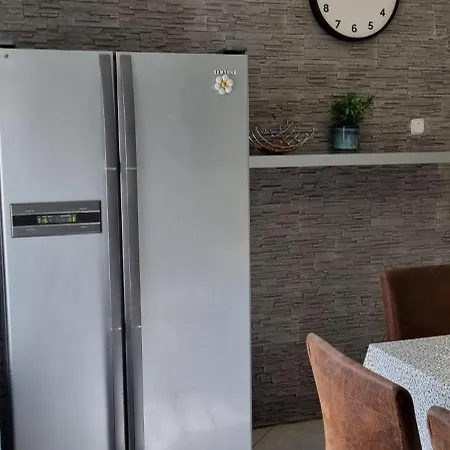 Leila Apartmanhaz דירה גיולה